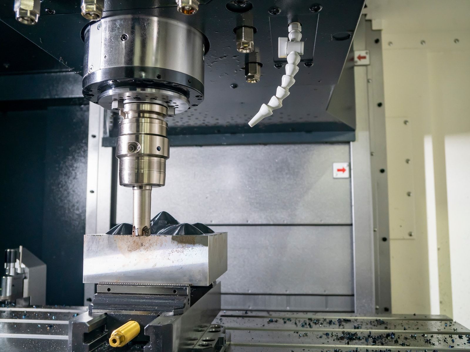 Centro de mecanizado CNC fabricando un molde de inyección de plástico