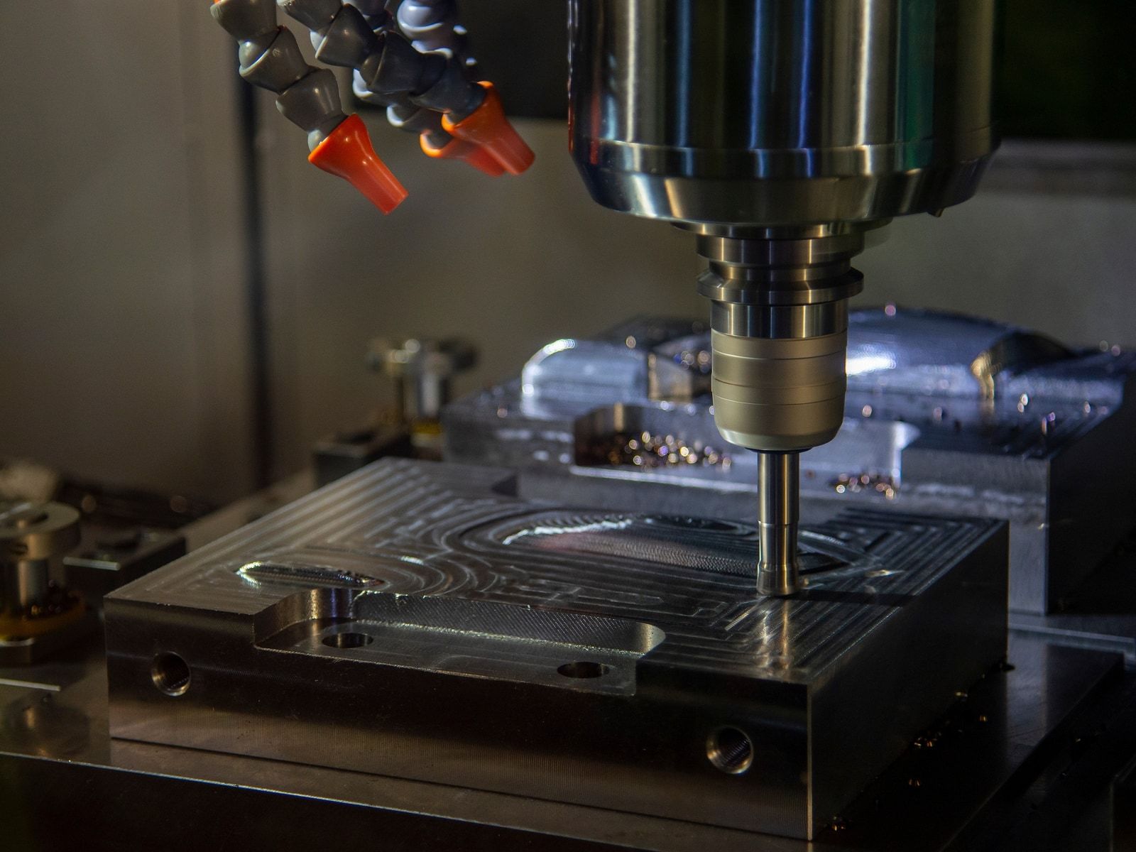 Centro de mecanizado CNC mecanizando la cavidad de un molde de acero