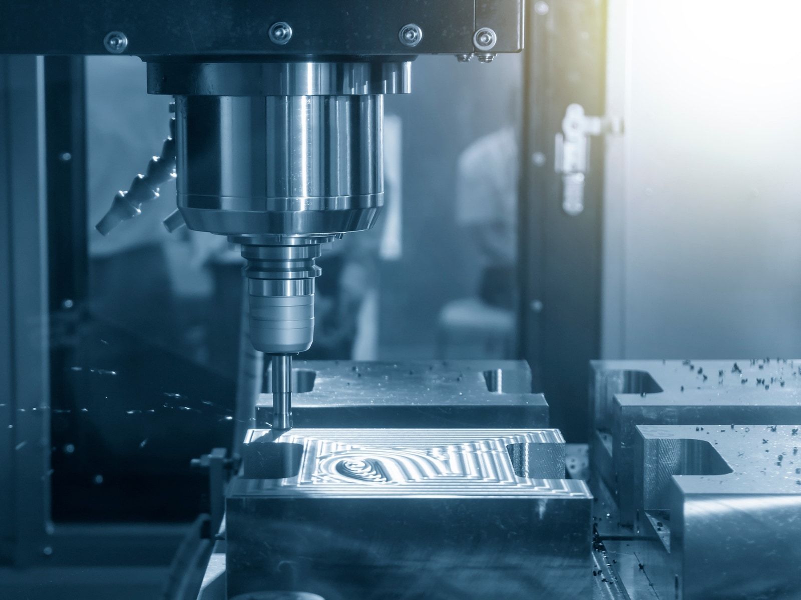 Centro de mecanizado CNC en la puesta a punto de un molde de acero