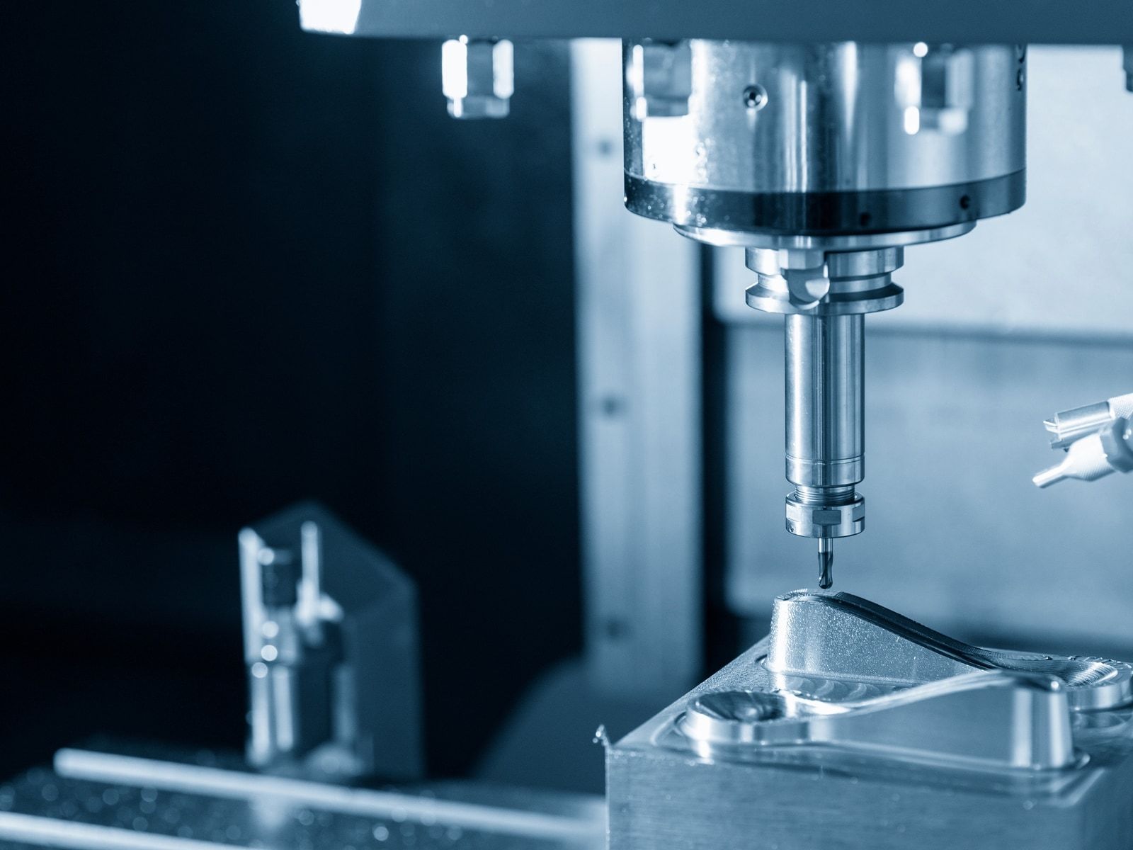 Centro de mecanizado CNC mecanizando las cavidades de un molde de termoformado