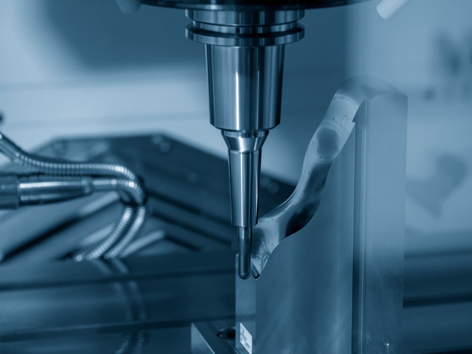 Centro de mecanizado CNC mecanizando una pieza de molde de soplado