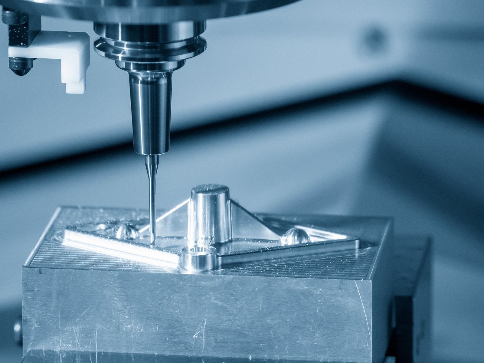 Centro de mecanizado CNC mecanizando una placa de utillaje con postizos